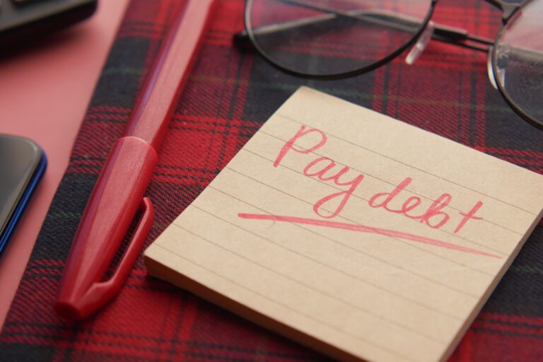 post-it note for 4 ways to pay debt and manage credit